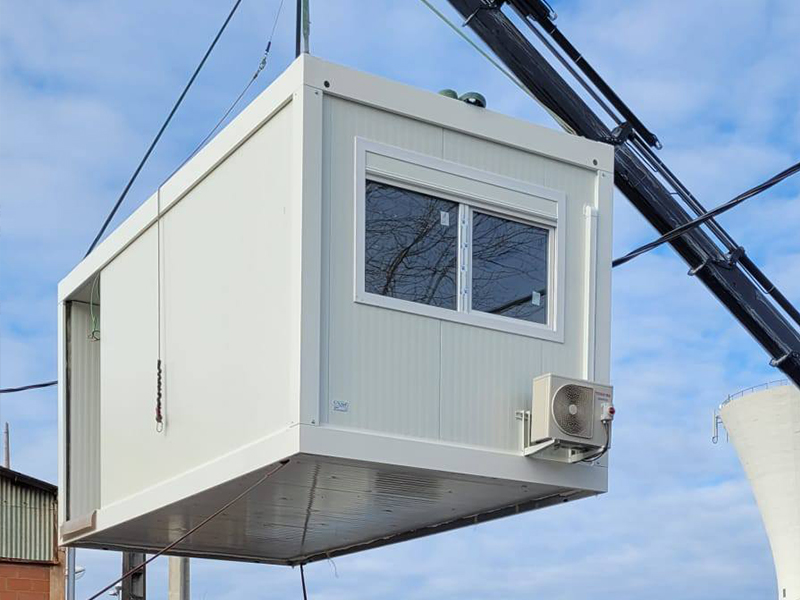Installation d’une base vie et bureau de 120m² avec électricité, climatisation et faux-plafond.