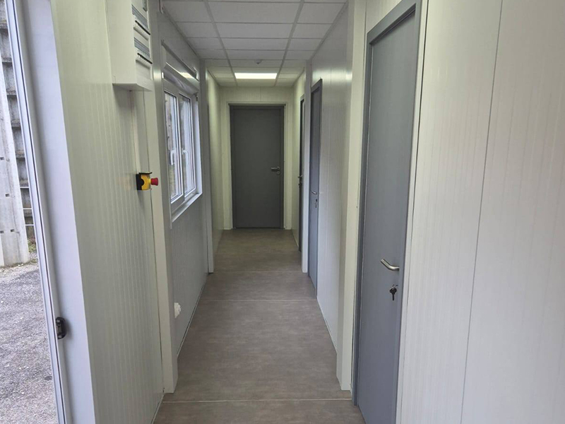 Installation d’une base vie et bureau de 120m² avec électricité, climatisation et faux-plafond.