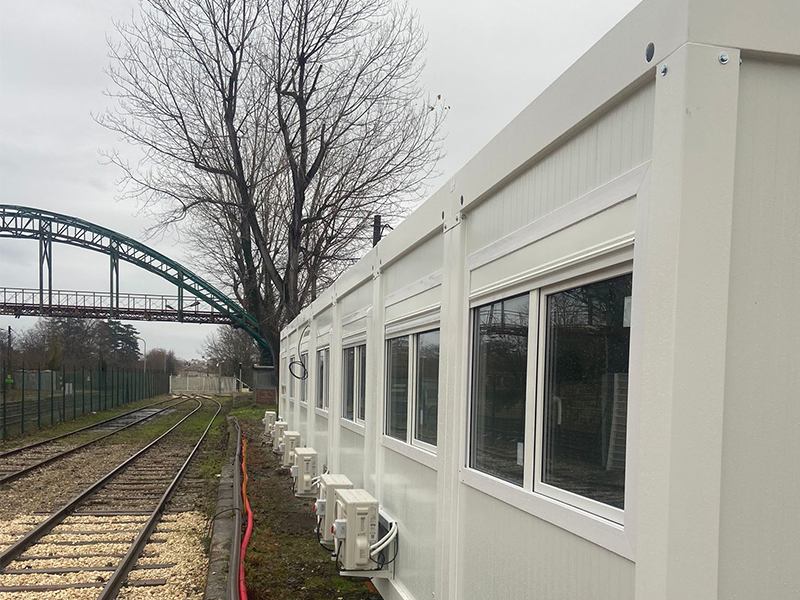 Installation d’une base vie et bureau de 120m² avec électricité, climatisation et faux-plafond.