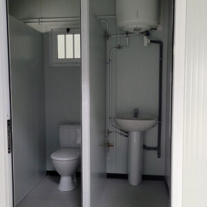 Installation de bungalows en guise de salle de pause avec sanitaires et module de réception avec électricité, climatisation et plomberie.