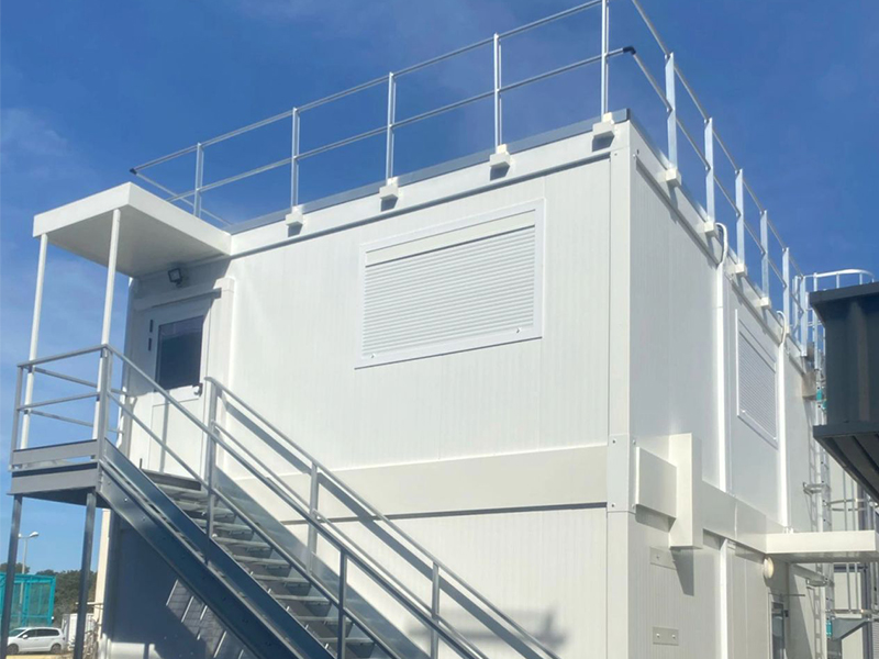 RÉALISATION : Pose d’un bâtiment préfabriqué en R+1 avec garde-corps et échelle crinoline, installation électrique, réseau informatique et climatisation.