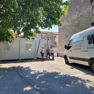 Installation d'une salle de classe à µVic le Fesq dans le Gard